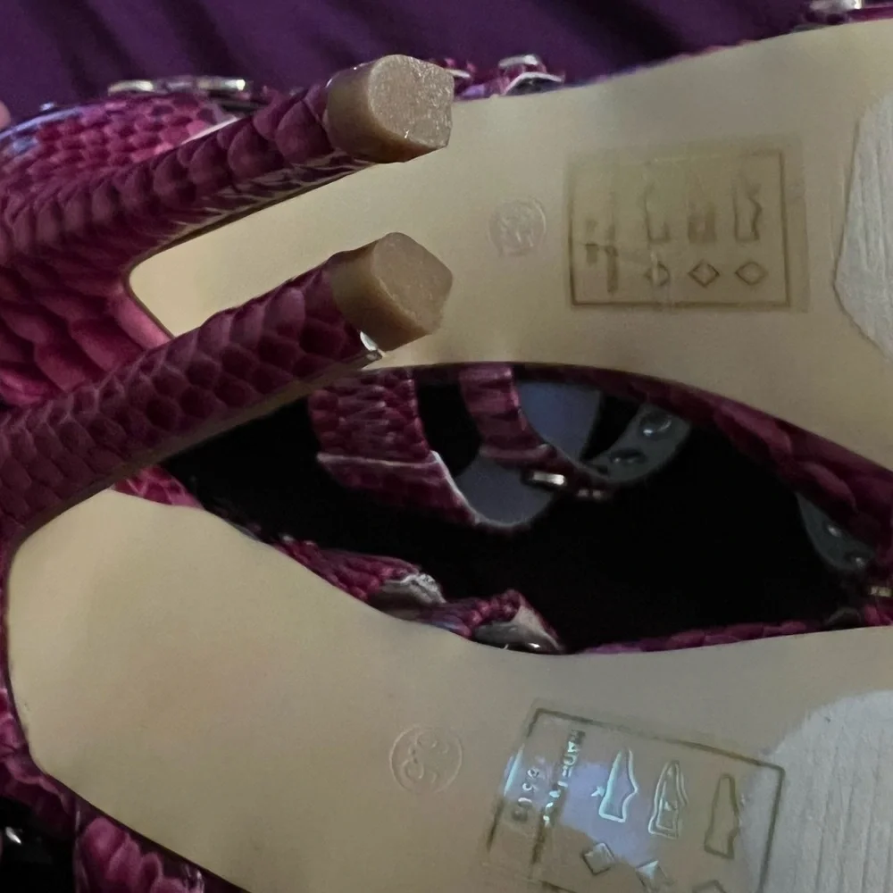 𝅺scene “Kara” fuchsia size 6.5 Heels (shoe dazzle)